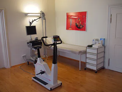 Untersuchungsraum der Ordination mit Ergometer und Liege